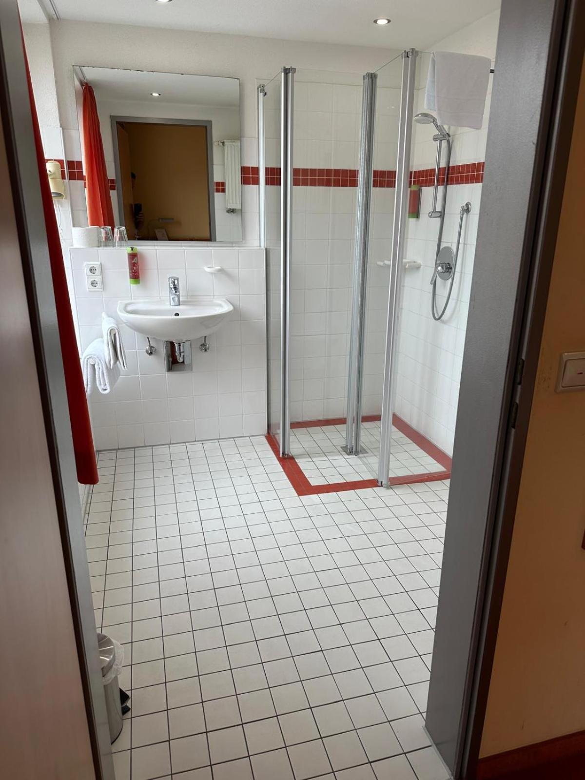 Gasthaus - Hotel Neue Post Meitingen المظهر الخارجي الصورة