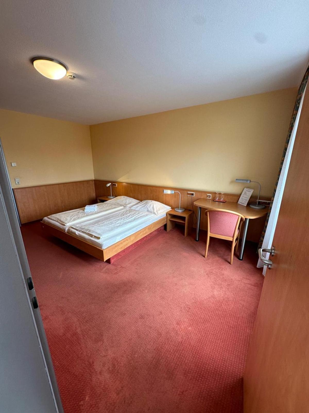 Gasthaus - Hotel Neue Post Meitingen المظهر الخارجي الصورة