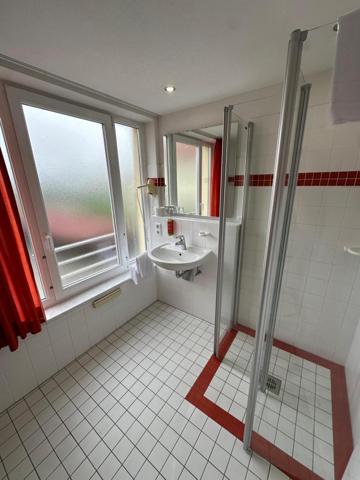Gasthaus - Hotel Neue Post Meitingen المظهر الخارجي الصورة